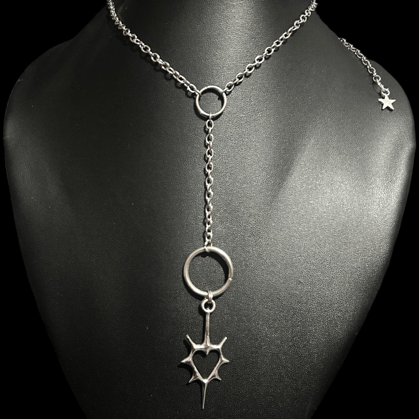 Gothic heart Y-necklace styled on a black mannequin feat. spiked heart charm. Grunge jewelry piece for alt-core, anime cosplay looks, and K-pop fashion aesthetics in India