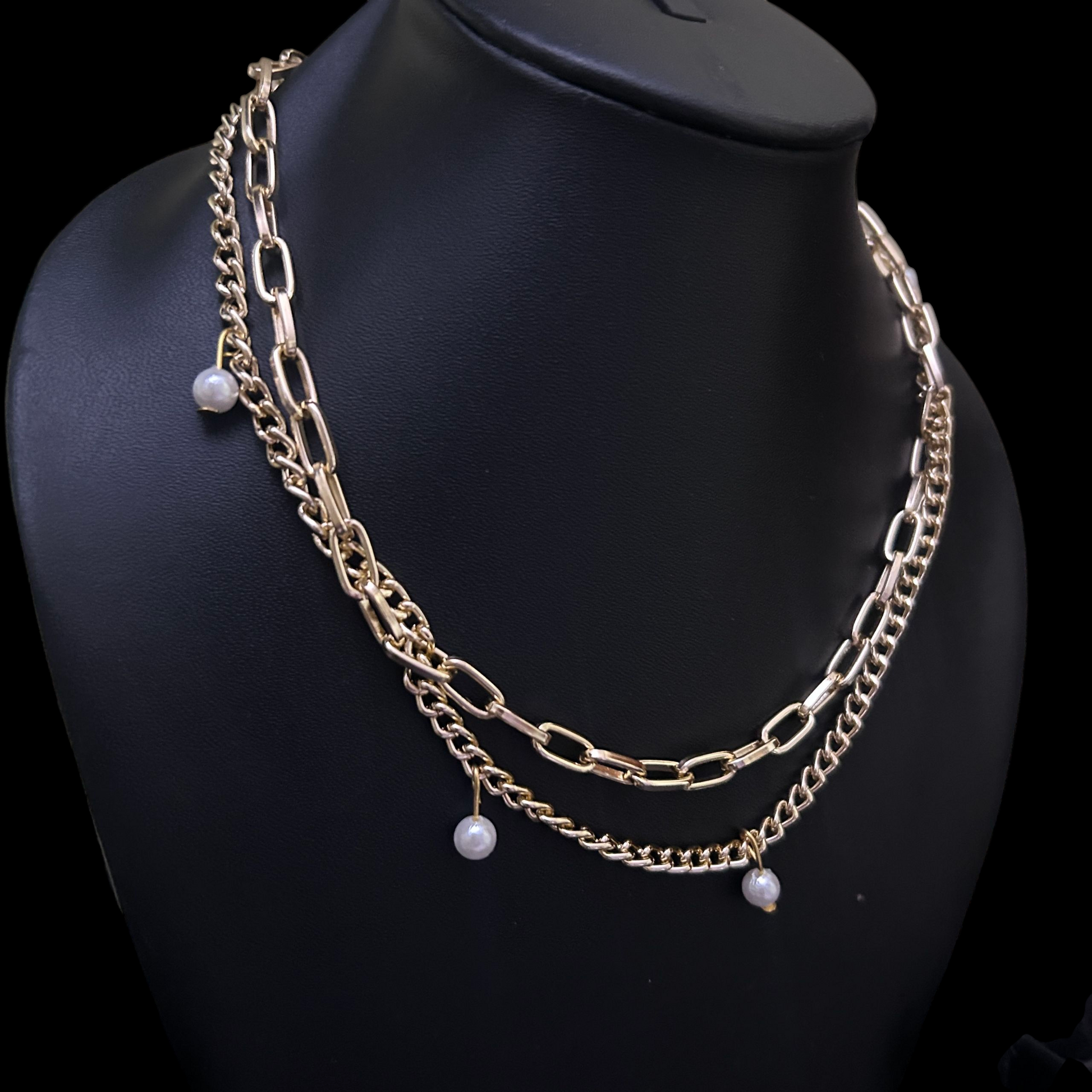 Hypoallergenic, sensitive skin unisex jewelry with pearls and golden sheen. Anti tarnish. Perfect for lovers of y2k and goth fashion 